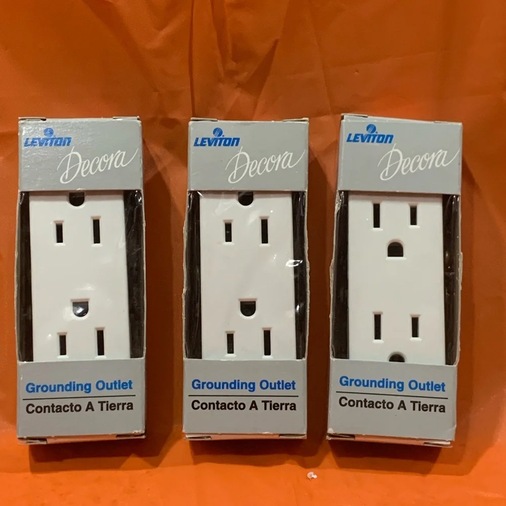 Decora White Grounding Outlet
